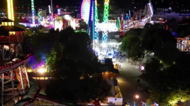 Vienna, AUSTRIA - 20 Ağustos 2022: Prater Park 'ın gece ışıklarının hava manzarası. Eğlence Şehri Parkı İHA 'dan bir yaz gecesinde.