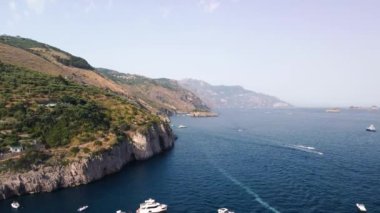 Sorrento, Amalfi Sahili yakınlarındaki Marina del Cantone Sahili 'nin inanılmaz hava manzarası.