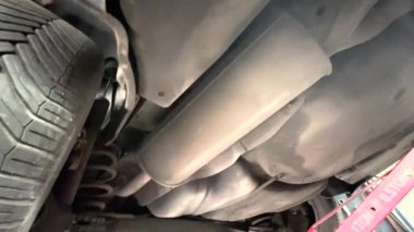 Atölyede tamirde olan bir arabanın dibi..