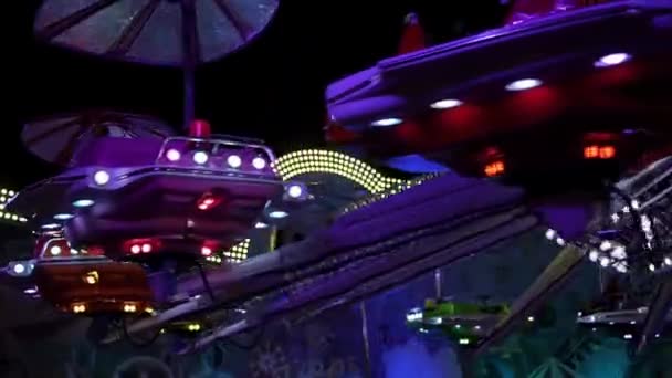 Карусель Летающих Тарелок Ночью Городском Парке Развлечений — стоковое видео