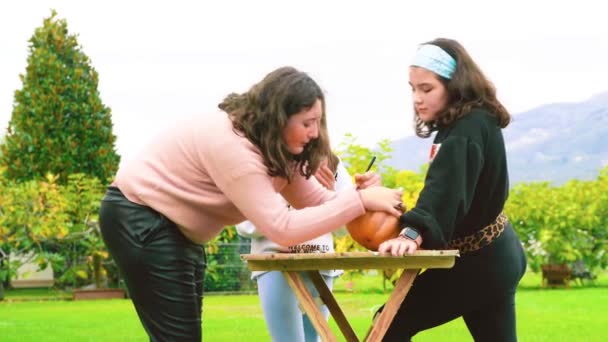 Chicas Jóvenes Jugando Aire Libre Con Una Calabaza Halloween — Vídeos de Stock