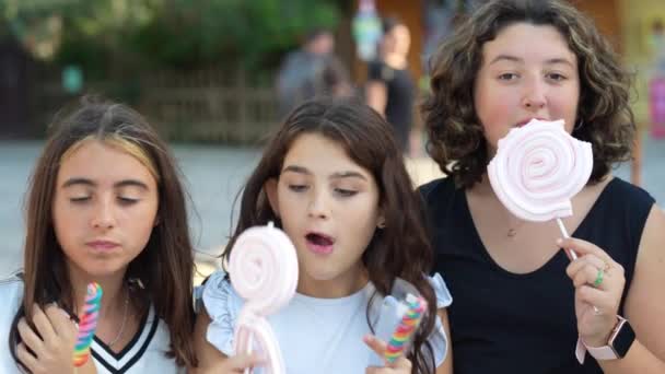 야외에서 솜사탕을 청소년 친구들 — 비디오
