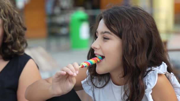 Jovens Amigos Livre Comer Pirulito — Vídeo de Stock