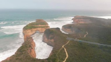 Loch Ard Gorge, Avustralya 'nın Büyük Okyanus Yolu boyunca güzel bir kıyı şerididir. Drone bakış açısı.