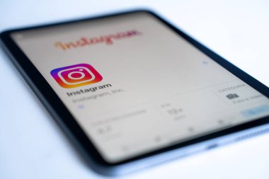Pisa, İtalya - 23 Ekim 2022: Yeni tablet ve akıllı telefondan Instagram sosyal ağ logosu. Sosyal ağın bir programı yükleniyor .