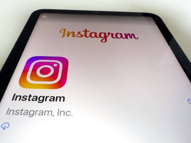 Pisa, İtalya - 23 Ekim 2022: Yeni tablet ve akıllı telefondan Instagram sosyal ağ logosu. Sosyal ağın bir programı yükleniyor .