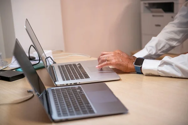 Modern Laptopuyla Ofiste Çalışan Bir Adam — Stok fotoğraf