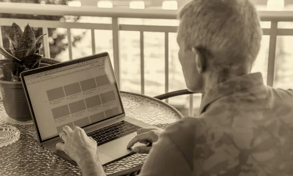 Hombre Negocios Usando Portátil Casa — Foto de Stock