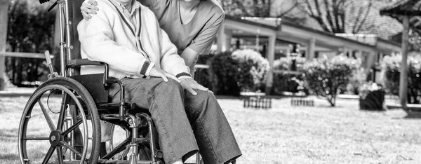 Běloch Senior Vozíku Usmívá Zdravotní Sestrou Venku Staří Důchodci Žijí — Stock fotografie