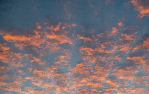 Nuvole Rosse Tramonto Nel Cielo Blu — Foto Stock