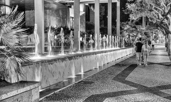 Bunte Springbrunnen Vor Einem Luxuriösen Hotel Der Nacht — Stockfoto