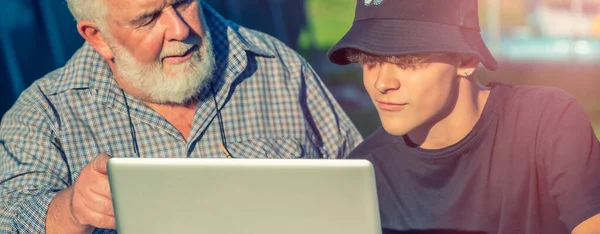 Nonno Spiega Come Utilizzare Computer Portatile Suo Nipote — Foto Stock