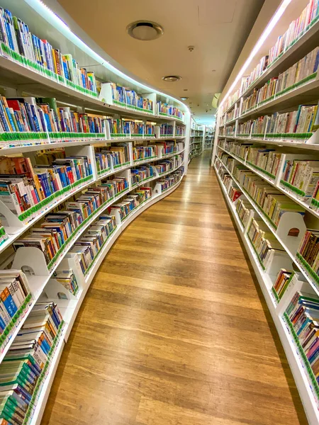 Singapur Diciembre 2019 Moderno Interior Del Jardín Biblioteca Con Estanterías —  Fotos de Stock