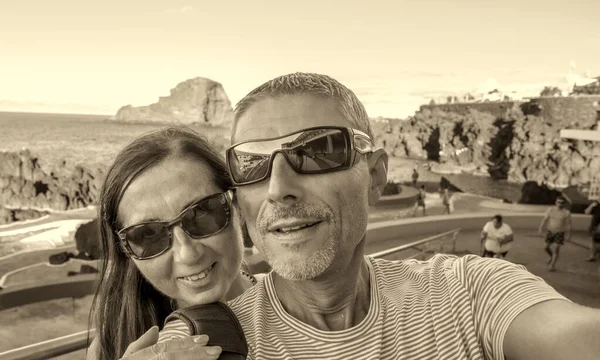 Happy Couple Taking Selfies Porto Moniz Natural Lava Pools Madeira — Stock Photo, Image