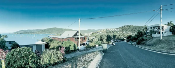 オーストラリアのエアリービーチ 街の丘からAirlie Beach海岸線のパノラマ360度ビュー — ストック写真