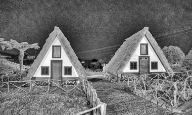 Madeira adasının gece manzarası geleneksel ev günbatımı köy manzarası, Portekiz. Santana Şehri.