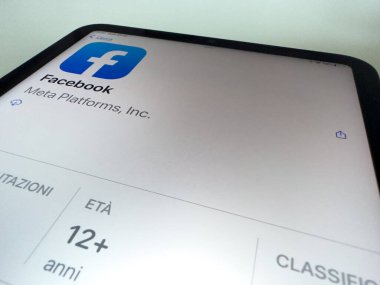 Pisa, İtalya - 23 Ekim 2022: Yeni tablet ve akıllı telefondan Facebook sosyal ağ logosu. Sosyal ağın bir programı yükleniyor .