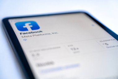 Pisa, İtalya - 23 Ekim 2022: Yeni tablet ve akıllı telefondan Facebook sosyal ağ logosu. Sosyal ağın bir programı yükleniyor .