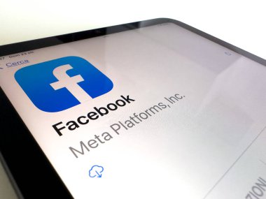 Pisa, İtalya - 23 Ekim 2022: Yeni tablet ve akıllı telefondan Facebook sosyal ağ logosu. Sosyal ağın bir programı yükleniyor .