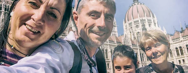 Caucasian Tourists Taking Selfies Front Budapest Parliament Sunny Day — Stock Fotó
