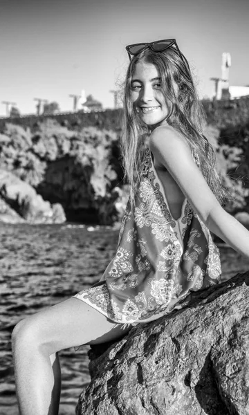 Chica Joven Disfrutando Hermosa Costa Escenario Atardecer — Foto de Stock