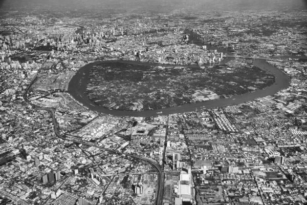 Vista Aérea Una Ciudad Metropolitana Río Principal Que Rodea — Foto de Stock