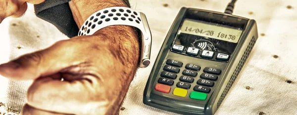 Man Paying Shop His Smart Watch Contactless Payment Concept — Stock Photo, Image