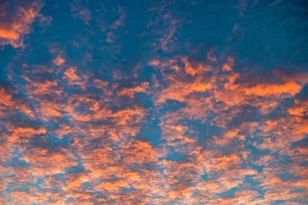 Rote Wolken Bei Sonnenuntergang Blauen Himmel — Stockfoto