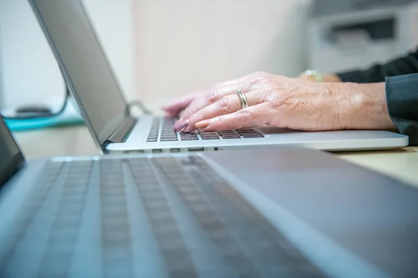 Modern Laptopuyla Ofiste Çalışan Bir Kadın — Stok fotoğraf
