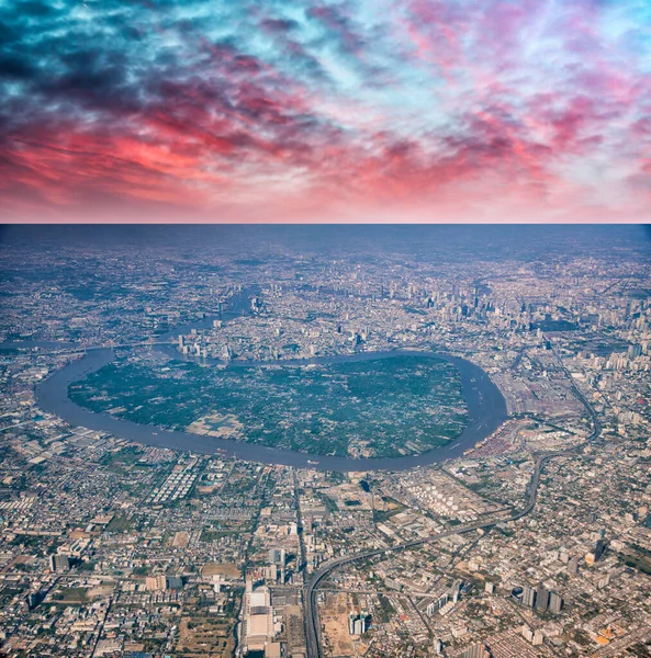 Letecký Pohled Metropolitní Město Hlavní Řeku Která Obklopuje Při Západu — Stock fotografie