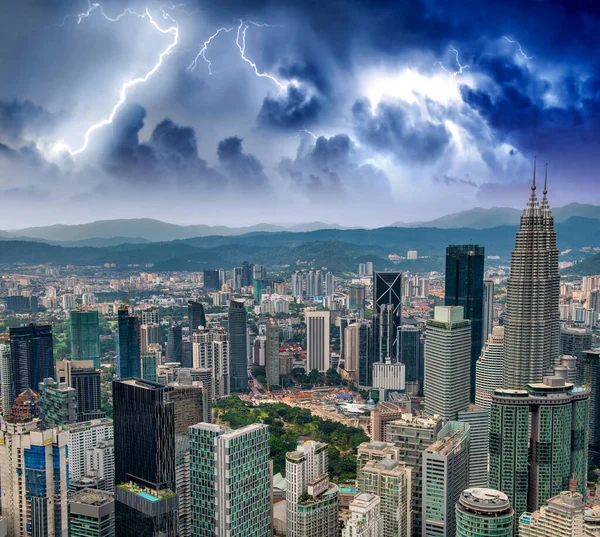 Luchtfoto Van Kuala Lumpur Centrum Skyline Tijdens Een Onweersbui — Stockfoto