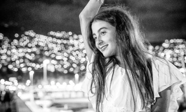 夜に街の通りで踊る幸せな若い女の子 — ストック写真