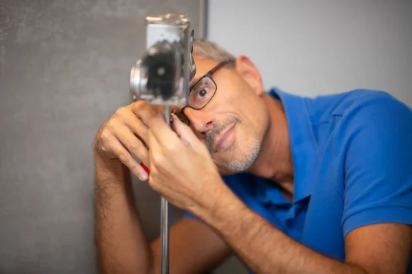 Watchmaker Repairing Analog Table Mechanical Clock His Workshop — Stock Photo, Image