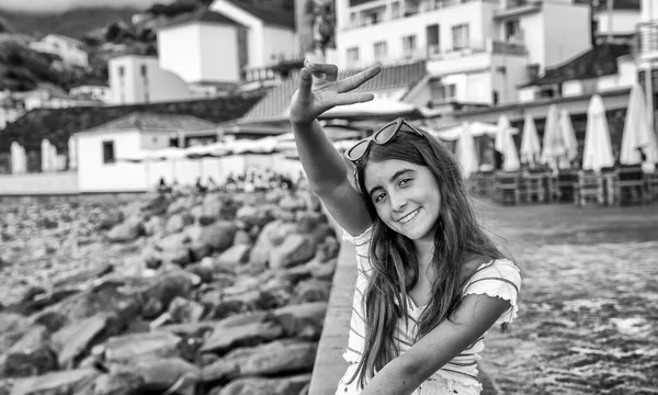 Chica Joven Feliz Relajándose Hermoso Paseo Marítimo Isla Atardecer — Foto de Stock