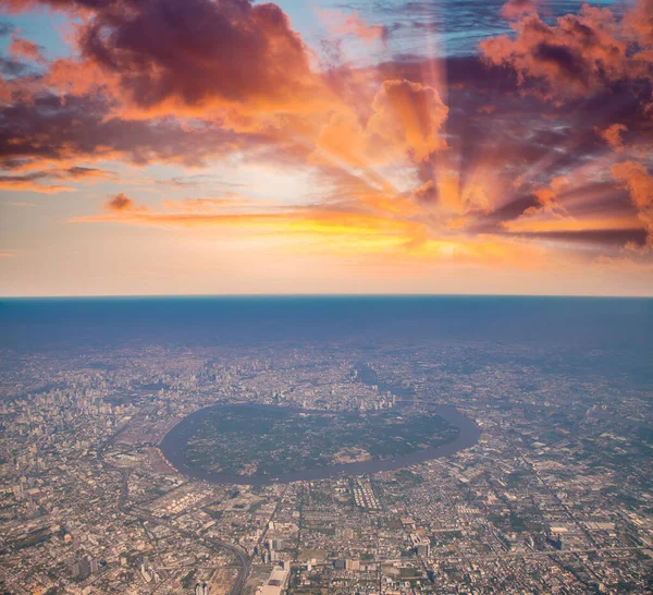 Letecký Pohled Metropolitní Město Hlavní Řeku Která Obklopuje Při Západu — Stock fotografie
