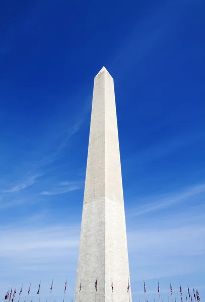 Washingtonův monument a americké vlajky — Stock fotografie