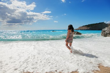 mutlu genç kadın bir tropikal plaj