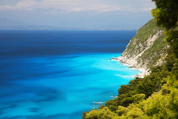 Lefkada kliffen en blauwe zee wateren — Stockfoto