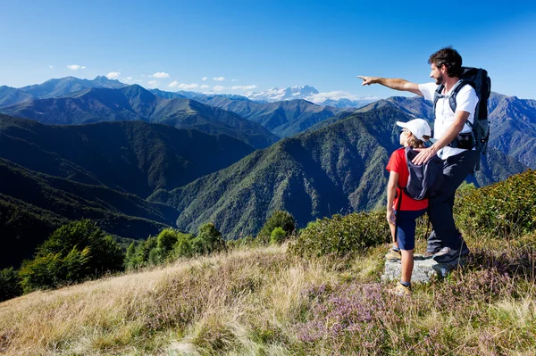 Uomo e giovane ragazzo in piedi in un prato di montagna — Foto Stock