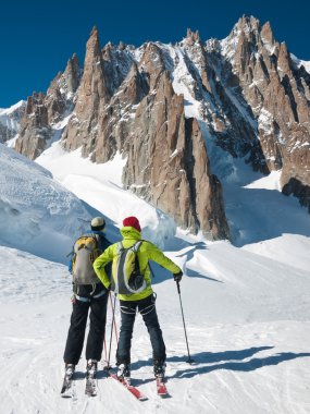 mont blanc de tacul nefes kesen manzarası önünde kayakçı