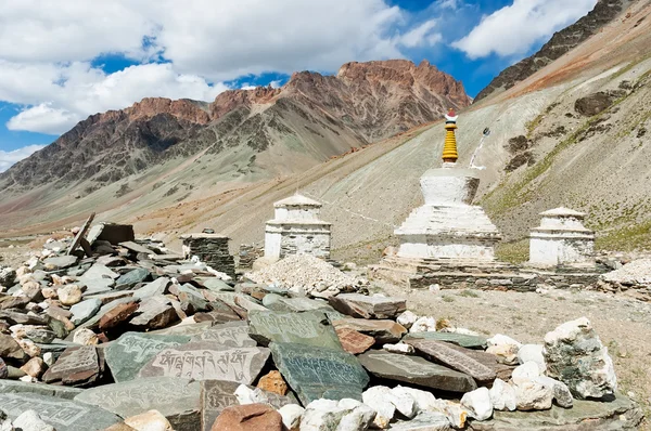 Tibetische Stupas und Mani-Steine — Stockfoto