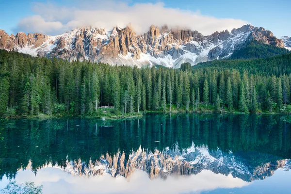 Karersee, lago nas Dolomitas em Tirol do Sul, Itália . — Fotografia de Stock