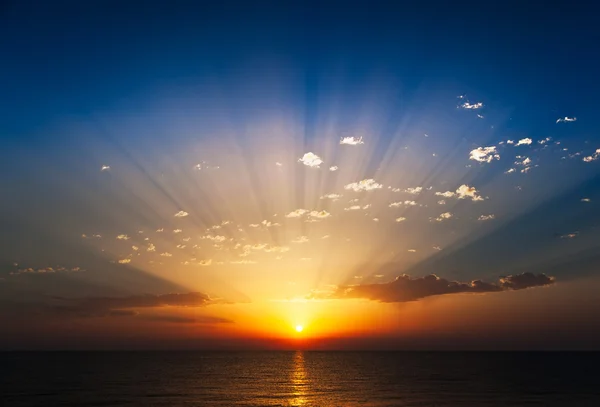 Incroyable lever de soleil sur la mer . — Photo