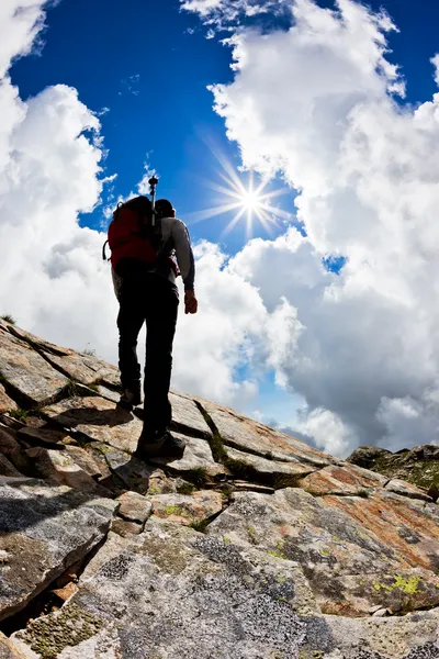 Homem caminhando montanha acima — Fotografia de Stock