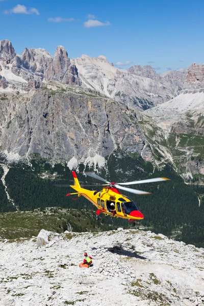 Fjällräddningen med en helikopter i Alperna. — Stockfoto
