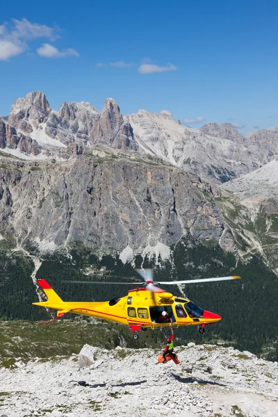 Resgate de montanha com um helicóptero nos Alpes . — Fotografia de Stock