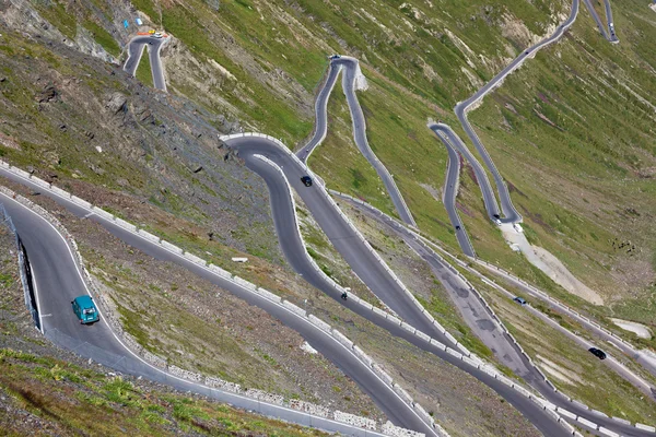 Hårnålskurvor, stelvio pass — Stockfoto