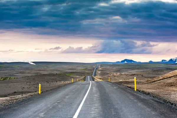 Ondulated and empty road in the sub-artic icelandic landscape — Stockfoto