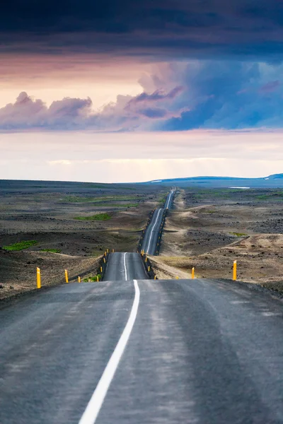 Ondulated a prázdné silnici v subarktických islandské krajině — Stock fotografie