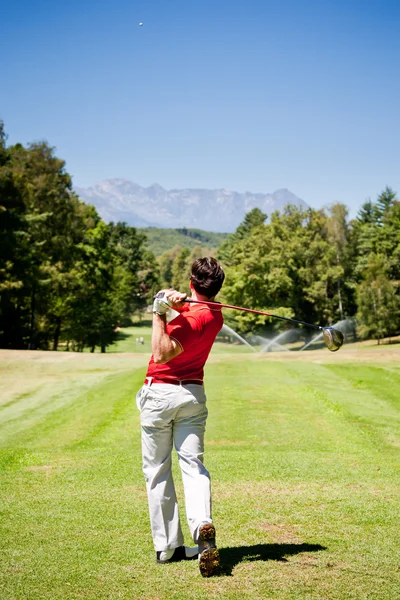 Golf spelare utför en tee sköt — Stockfoto